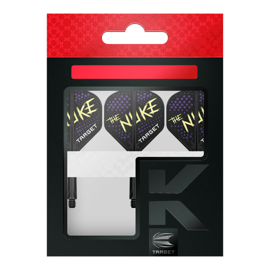 Système de vol standard Target K-Flex Luke Littler Black No2 Auf dem Bild ist eine Verpackung mit drei Dartflights zu sehen. Die Flights sind schwarz mit lila Punkten und der gelben Aufschrift "THE NUKE" sowie dem weißen Wort "TARGET".