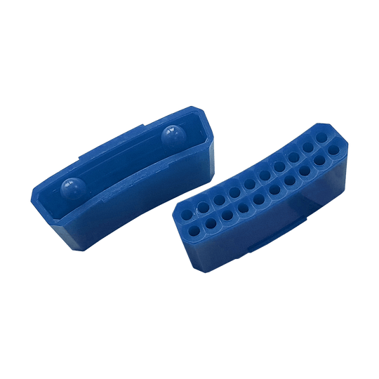 GRN0156_Granboard_132_Ersatzfelder_Triple_Blau_1 Das Bild zeigt zwei blaue Ersatzfelder für das Produkt "Granboard 132". Eines der Felder hat kleine Löcher, das andere eine glatte Oberfläche mit zwei runden Erhebungen.