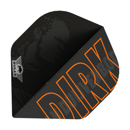 Bulls NL Player 100 Dirk Van Duijvenbode No2 Voli standard Das Bild zeigt ein schwarzes Dartflight mit dem Namen "DIRK" in großen orangefarbenen Buchstaben. In der Ecke ist das Bulls-Logo zu sehen und im Hintergrund ist ein Porträt schattiert dargestellt.