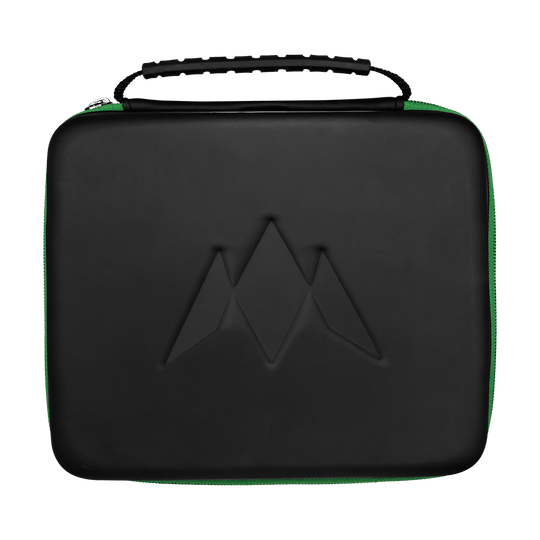Das Bild zeigt ein rechteckiges, schwarzes Etui mit einem geprägten Logo auf der Vorderseite. Es hat einen schwarzen Griff und einen grünen Reißverschluss an der Seite.