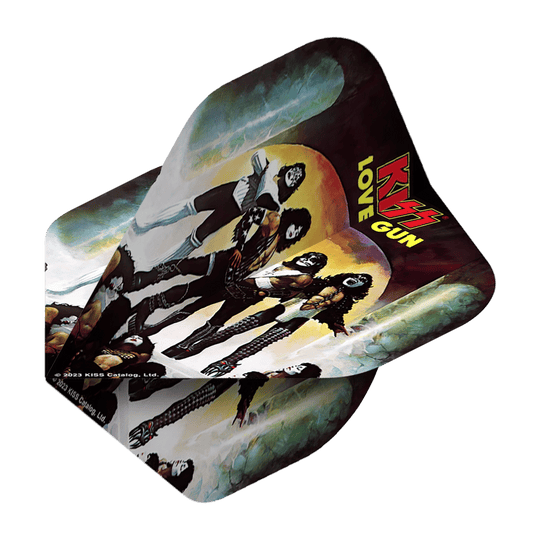Mission Kiss Love Gun No2 Vols Standard Das Bild zeigt einen Dartflight mit einem Motiv der Band KISS und der Aufschrift "Love Gun". Das Design ist farbenfroh und zeigt die Mitglieder der Band in fantasievollen Kostümen.