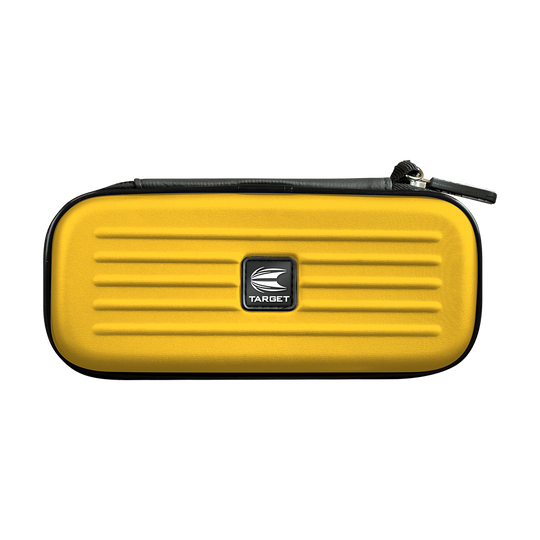 125824_Target_Takoma_Dartwallet_Gelb_1 Das Bild zeigt das Produkt "Target Takoma Dartwallet" in Gelb. Die Darttasche hat ein kompaktes, rechteckiges Design mit einem Reißverschluss und dem Target-Logo in der Mitte.