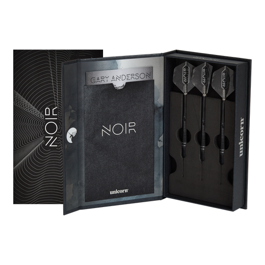 Dardos de acero Gary Anderson Noir Phase 6 del campeón mundial Unicorn Das Bild zeigt eine elegante schwarze Verpackung mit drei Steeldarts, die als "Unicorn World Champion Gary Anderson Noir Phase 6" bezeichnet werden. Die Darts und die Schachtel sind modern und hochwertig gestaltet.