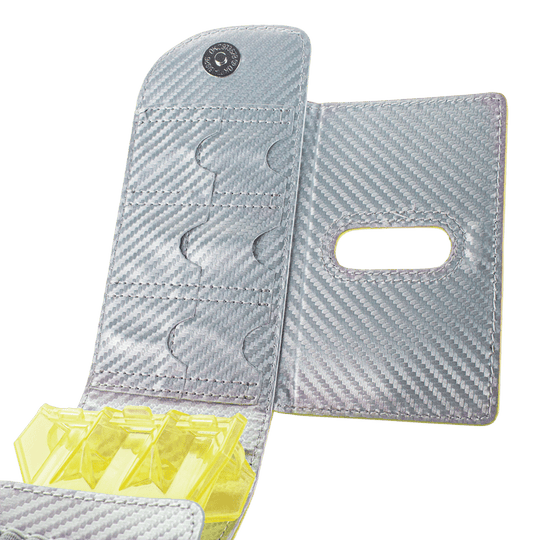 66348_Bulls_SECC_Dartcase_Yellow_2 Das Bild zeigt das geöffnete Bulls SECC Dartcase aus silbernem, strukturiertem Material. Im Inneren sind Fächer für Dartzubehör und gelbe transparente Halterungen zu sehen.