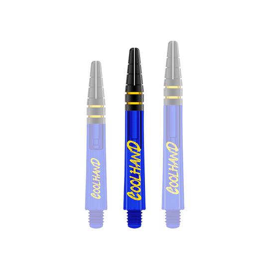 Auf dem Bild sind drei blaue Dart-Schäfte mit der gelben Aufschrift "COOLHAND" zu sehen. Die Schäfte haben schwarze und goldene Akzente am oberen Ende.