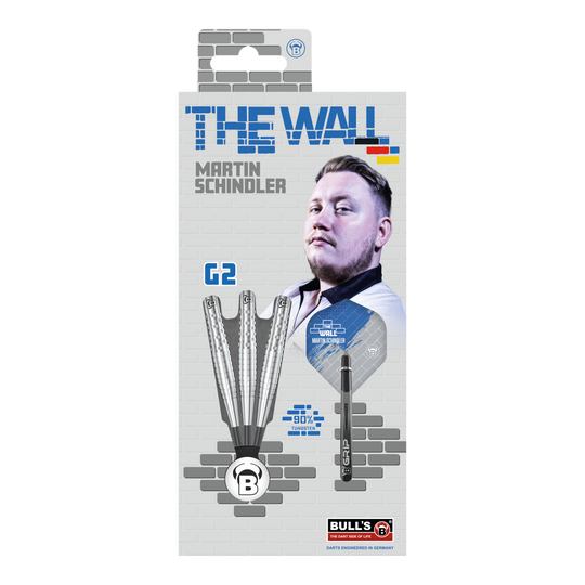 Bulls Martin Schindler Original Generation 2 freccette in acciaio Die Verpackung zeigt die "Bulls Martin Schindler Original Generation 2 Steeldarts" mit dem Bild von Martin Schindler. Auf der Vorderseite sind drei Darts und die Aufschrift "THE WALL" sowie "90% Tungsten" abgebildet.