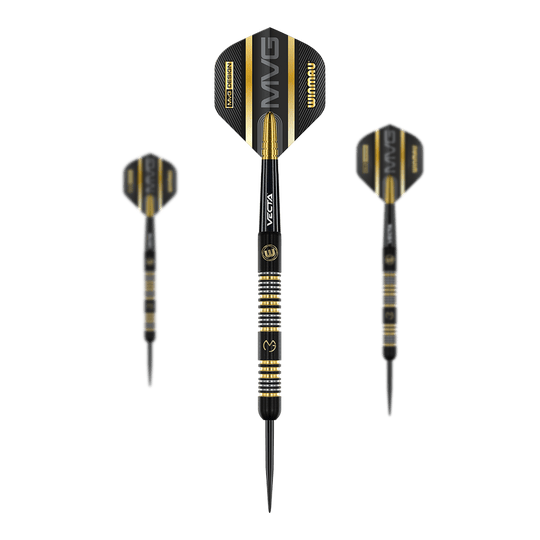 Winmau Michael Van Gerwen Trilogie Steeldarts Das Bild zeigt drei schwarze Steeldarts mit goldenen und silbernen Akzenten. Auf den Flights steht groß "MVG" und "Winmau".