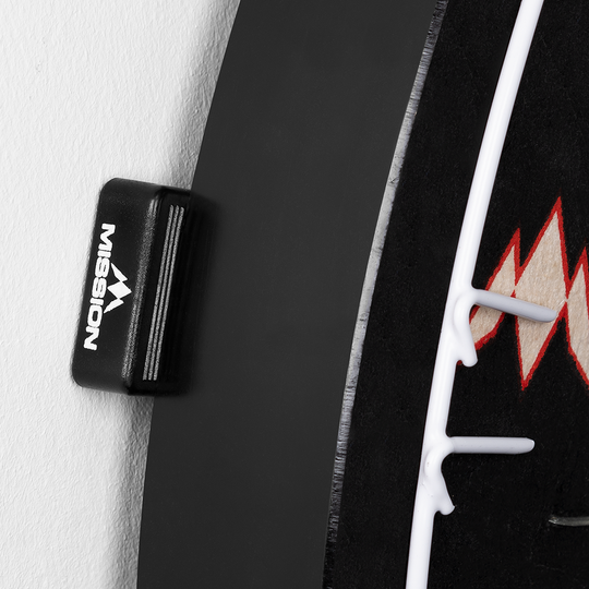 Mission Dartboard Wedges Abstandshalter (8er-Set) Das Bild zeigt einen Abstandshalter der Marke Mission, der an einem Dartboard befestigt ist. Der Abstandshalter sorgt dafür, dass das Dartboard gleichmäßig von der Wand absteht.