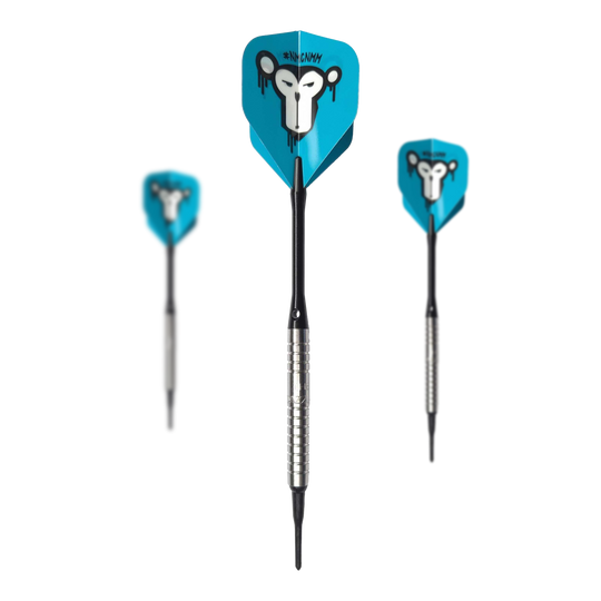Dardos blandos McDart 85 Tungsteno V15 - 16,5 g Das Bild zeigt drei Softdarts des Modells "McDart 85er Tungsten V15" mit einem Gewicht von 16,5g. Die Flights sind blau und haben ein auffälliges Affengesicht als Motiv.