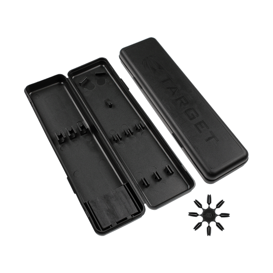 Target-Plastikbox Das Bild zeigt ein schwarzes Etui für die Target Phil Taylor Power Silverlight Softdarts. Neben dem geöffneten Etui liegt ein schwarzes Zubehörteil mit mehreren Spitzen.