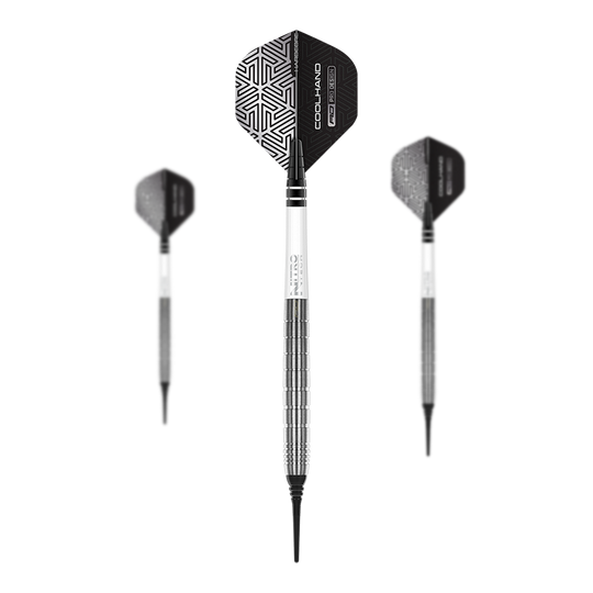Red Dragon Luke Humphries TX1 Softdarts - 20g Das Bild zeigt drei Red Dragon Luke Humphries TX1 Softdarts mit einem Gewicht von 20g. Die Darts haben schwarze Flights mit geometrischem Muster und silber-schwarze Schäfte.