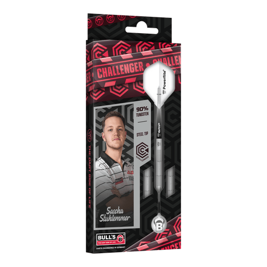 Das Bild zeigt die Verpackung der "Bulls Challenger Sascha Stuhlemmer Steeldarts - 23g". Auf der Verpackung ist neben dem Dartpfeil auch ein Foto von Sascha Stuhlemmer abgebildet.