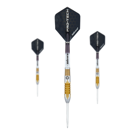Dardos de acero Unicorn Pro-Tech Style 1 Das Bild zeigt drei Steeldarts mit schwarzer Flights und silber-goldenem Schaft. Auf den Flights steht "PRO-TECH" und "unicorn" geschrieben.