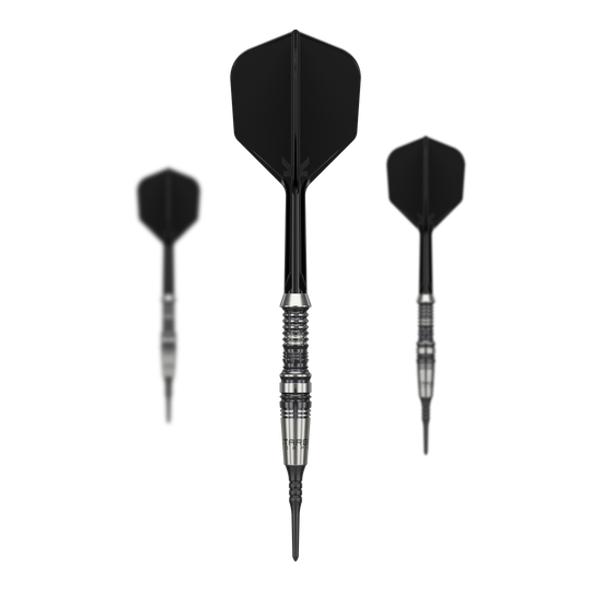 Měkké šipky Target Japan Black Marque Heracles - 18g Das Bild zeigt drei schwarze Softdarts der Marke "Target Japan Black Marque Heracles - 18g". Der mittlere Dart ist zentral und scharf abgebildet, während die beiden anderen im Hintergrund unscharf sind.