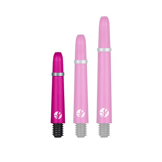 Shot Koi Carbon Shafts - Pink Das Bild zeigt drei pinkfarbene Dartschäfte in unterschiedlichen Längen. Jeder Schaft hat ein silbernes Band und ein weißes Logo am unteren Ende.