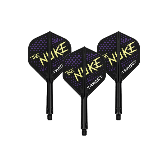Système de vol standard Target K-Flex Luke Littler Black No2 Auf dem Bild sind drei schwarze Dartflights mit dem Schriftzug „The Nuke“ in gelber Farbe zu sehen. Die Flights haben außerdem violette Punkte und den Markennamen „Target“ in weiß.