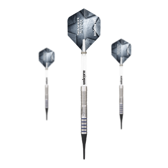 Unicorn Silver Star Var.2 Gary Anderson Softdarts Das Bild zeigt drei Softdarts des Modells "Unicorn Silver Star Var.2 Gary Anderson". Die Darts haben silberne Spitzen, einen geriffelten Schaft und blaue Akzente auf dem Barrel.