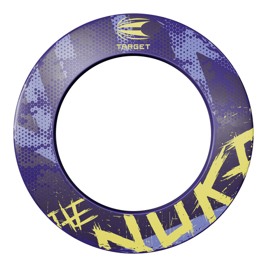 Obvodový terč Target Luke Littler The Nuke Dieses Bild zeigt die Target Luke Littler The Nuke Dartboard Surround. Der Ring ist lila mit gelben und blauen Akzenten und trägt den Schriftzug "#NUKI" und das Target-Logo.