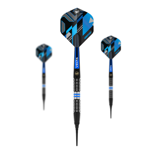 Měkké šipky Winmau Galactics - 20g Das Bild zeigt drei Winmau Galactics Softdarts mit einem Gewicht von 20g. Die Darts haben ein modernes Design in Blau und Schwarz mit markanten Linien auf den Flights.