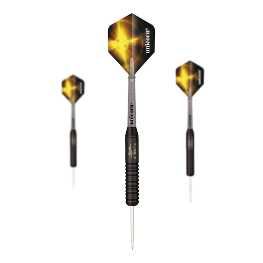 Unicorn Black Brass Gary Anderson V2 Steeldarts Das Bild zeigt drei schwarze Steeldarts der Marke Unicorn Black Brass Gary Anderson V2. Die Flights sind schwarz mit einem gelben Lichteffekt und dem weißen Schriftzug "unicorn".