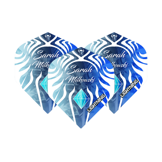 BL51231_Bulls_Lightning_Sarah_Milkowski_No2_Standard_Flights_1LWPdm9wkSDzCo Das Bild zeigt drei Dartflights des Modells "Bulls Lightning Sarah Milkowski No2 Standard Flights". Die Flights sind in Blau- und Weißtönen gestaltet und tragen den Namen "Sarah Milkowski".