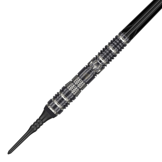 Das Bild zeigt einen Target Japan Black Marque Dragon 3 Softdart mit einem Gewicht von 18g. Der Dart ist überwiegend schwarz mit silbernen Akzenten und hat eine strukturierte Oberfläche für besseren Halt.