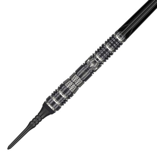 Dardos blandos Target Japan Black Marque Dragon 3 - 18 g Das Bild zeigt einen Target Japan Black Marque Dragon 3 Softdart mit einem Gewicht von 18g. Der Dart ist überwiegend schwarz mit silbernen Akzenten und hat eine strukturierte Oberfläche für besseren Halt.