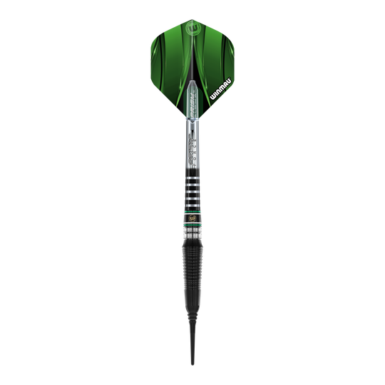 Dardos blandos Winmau Sniper Black 2025 - 20 g Das Bild zeigt einen Winmau Sniper Black 2025 Softdart mit einem Gewicht von 20g. Der Dart hat schwarze und silberne Elemente sowie rote und grüne Akzente am Schaft.