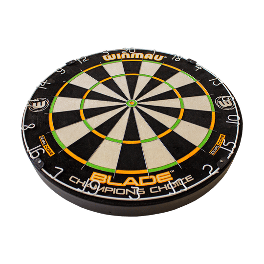3023_Winmau_Champions_Choice_DualCore_Dartboard_2cXfejLAkxmfDA Das Bild zeigt ein Winmau Champions Choice DualCore Dartboard. Die Dartscheibe hat eine schwarze, weiße und grüne Farbgestaltung mit deutlicher Beschriftung.