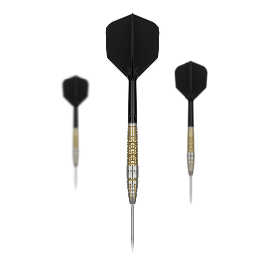 Das Bild zeigt drei Target Black Marque Warrior Swiss Point Steeldarts mit schwarzen Flights und gold-silbernen Griffen. Die Darts sind von vorne und von schräg hinten zu sehen.