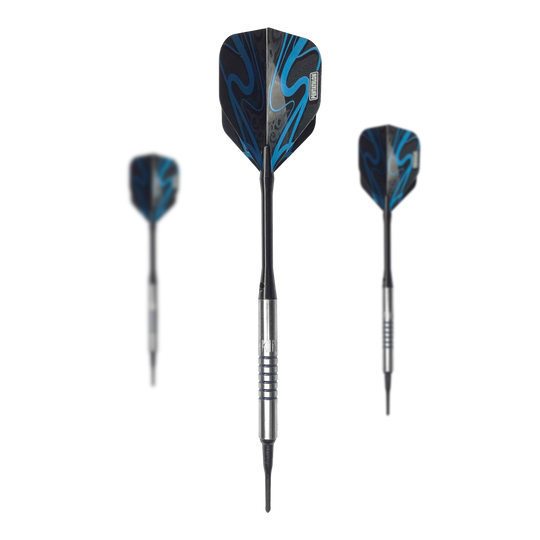 Dardos blandos McDart 85 Tungsten V19 - 16,5 g Auf dem Bild sind drei Softdarts des Modells "McDart 85er Tungsten V19" mit einem Gewicht von 16,5g zu sehen. Die Darts haben silberne Barrels und schwarze Flights mit blauen Verzierungen.