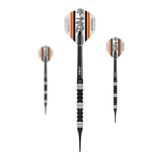 Winmau Danny Noppert 85 Pro-Series soft darts - 20g Das Bild zeigt drei Winmau Danny Noppert 85 Pro-Series Softdarts mit einem Gewicht von 20g. Die Darts sind schwarz mit weißen und orangefarbenen Akzenten.