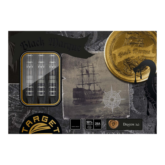 Das Bild zeigt die Verpackung der "Target Japan Black Marque Dragon 3 Softdarts - 18g". Auf der Box sind drei Darts, ein altes Schiff und eine goldene Münze abgebildet.