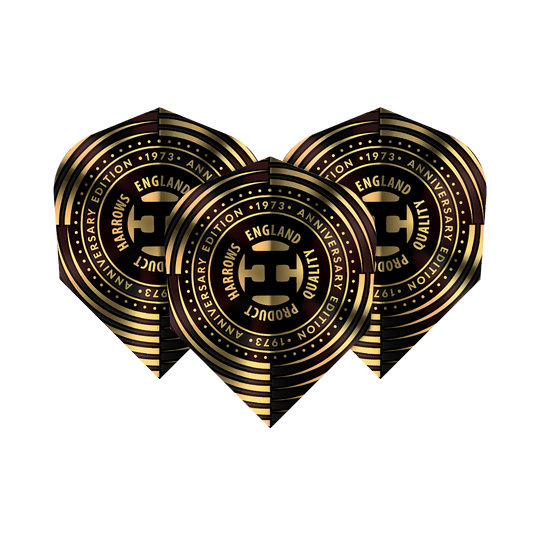 Harrows Anniversary No6 Flights Das Bild zeigt drei Harrows Anniversary No6 Flights mit einem eleganten schwarzen und goldenen Design. In der Mitte ist ein kreisförmiges Logo mit der Aufschrift „Harrows Anniversary Edition 1973 Quality Product England“ zu sehen.