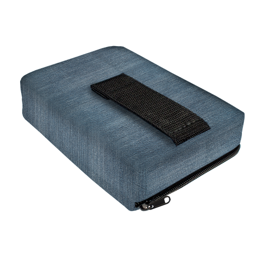 715TP_The_PAK_Jeans_Editon_Darttasche_3 Das Bild zeigt die „The Pak Jeans Edition Darttasche“ aus einem blauen Jeansstoff. Zu sehen sind ein schwarzer Tragegriff und ein Reißverschluss an der Tasche.