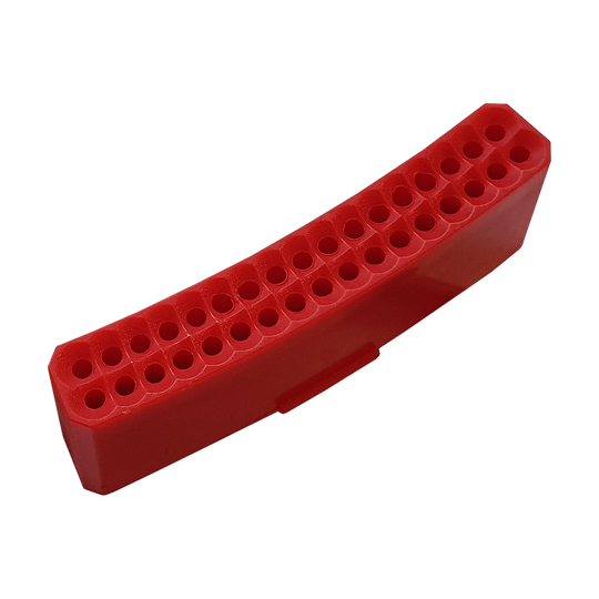 Das Bild zeigt ein rotes Ersatzfeld für das Granboard 132. Es hat mehrere runde Löcher in einer gebogenen, rechteckigen Form.