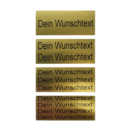 P-Schild_McDart_Pokalschild_mit_Wunschtext_3 Das Bild zeigt vier goldene Pokalschilder mit dem Text "Dein Wunschtext". Jedes Schild hat eine unterschiedliche Anzahl von Textzeilen.
