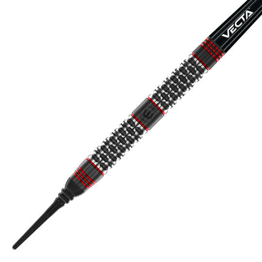 Dardos blandos Winmau Cypher - 20 g Das Bild zeigt einen Winmau Cypher Softdart mit einem Gewicht von 20g. Der Dart hat ein schwarzes und silbernes Design mit roten Akzenten und einer strukturierten Griffzone.