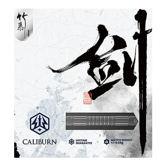 Freccette in acciaio Caliburn Sword S2 Das Bild zeigt die Caliburn Sword S2 Steeldarts Verpackung mit asiatischer Kalligraphie im Hintergrund. Unten sind das Produktlogo, eine Produktabbildung und Hinweise zur Garantie und dem Gewicht zu sehen.