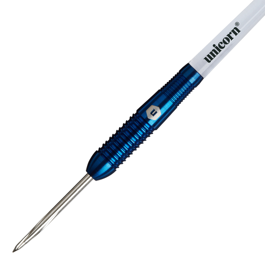 Dardos de acero Unicorn Prodigy 02 Torpedo Das Bild zeigt den Unicorn Prodigy 02 Torpedo Steeldart mit einem blauen, geriffelten Schaft. Auf dem weißen Schaftabschnitt steht der Schriftzug "unicorn".