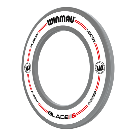 Dies ist das 'Winmau Pro-Line Original White Dartboard Surround'. Der Dartboard-Surround ist weiß mit roten und schwarzen Akzenten und schützt die Wand vor abprallenden Darts.
