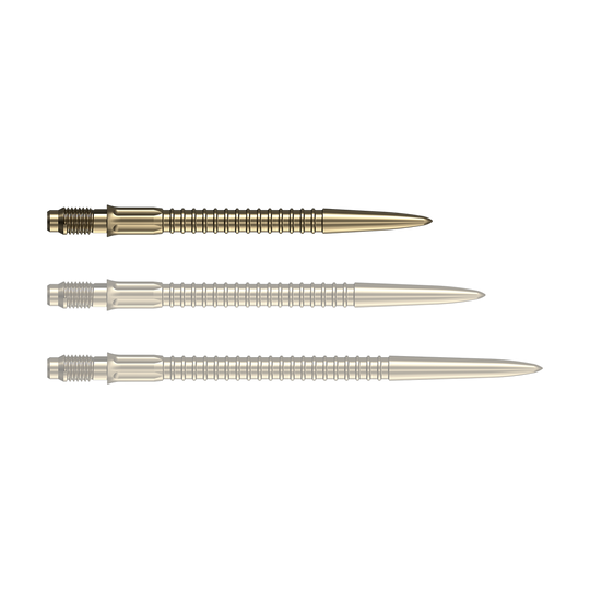 Goldene Dartspitzen liegen nebeneinander auf einer weißen Fläche. Diese Spitzen eignen sich für das Dartspiel.