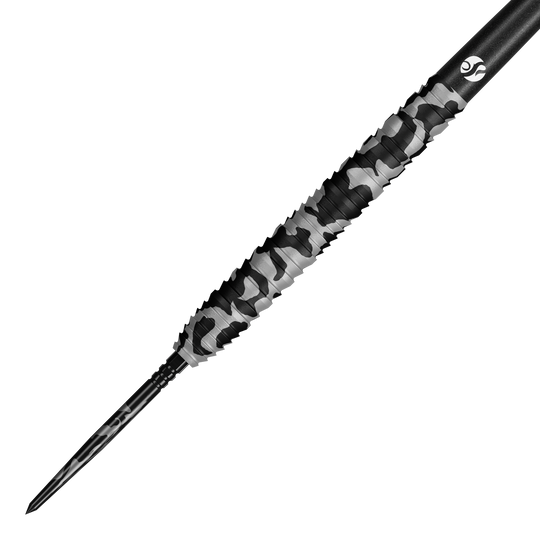Drei Dartpfeile mit besonderem Schaftdesign liegen parallel zueinander. Die Pfeile haben metallische Spitzen.