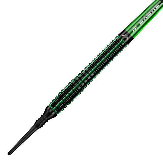 Šipky Mission Venom Softdarts - 20g Das Bild zeigt einen Mission Venom Softdart mit einem Gewicht von 20 Gramm. Der Dart ist überwiegend schwarz mit grünen Akzenten und einem schlanken Design.