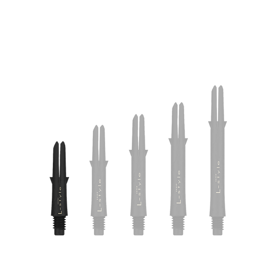 Arbres en carbone de style L Das Bild zeigt fünf schwarze Dart-Schäfte in verschiedenen Längen, die aufrecht nebeneinander stehen. Auf jedem Schaft steht der Schriftzug „L-style“ in weißer Farbe.