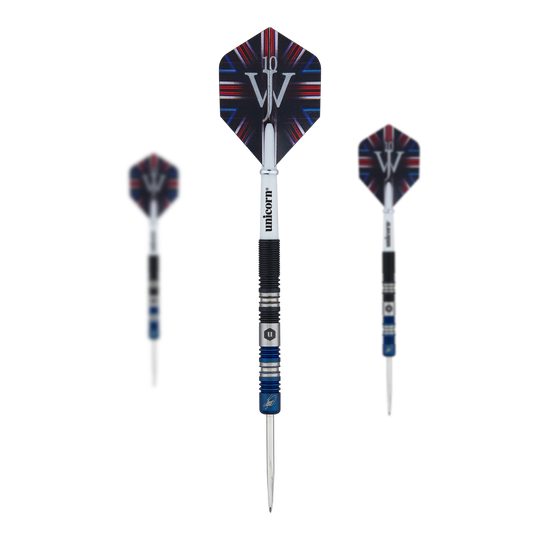 Dardos de acero bicolor Unicorn The Machine James Wade Das Bild zeigt drei Steeldarts des Modells "Unicorn The Machine James Wade Two-Tone". Die Darts haben schwarze und blaue Details und tragen das Logo sowie den Namen des Herstellers auf dem Schaft.