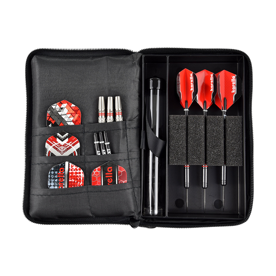 _The_Pak_Dartcase_OPEN_2JUryS4iwHAuRQ Das Bild zeigt das Produkt "The Pak Multi Dartcase - Rot Schwarz", einen aufklappbaren Dartkoffer. Im Inneren befinden sich mehrere Fächer mit Darts, Ersatzflights und Zubehör, alles ordentlich sortiert.
