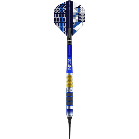 RD2402_Red_Dragon_Luke_Humphries_2021_Softdarts_1a8DkV1LeDUnrG Auf dem Bild ist ein Softdartpfeil des Modells "Red Dragon Luke Humphries" mit einem Gewicht von 20g zu sehen. Der Dart hat auffällige blaue, gelbe und silberne Farbakzente sowie ein modernes Flight-Design.