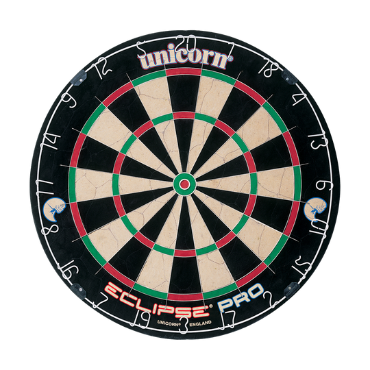 Terč Unicorn Eclipse Pro Das Bild zeigt die Unicorn Eclipse Pro Dartscheibe. Sie hat ein klassisches Design mit deutlich sichtbaren Zahlen und farbigen Segmenten.