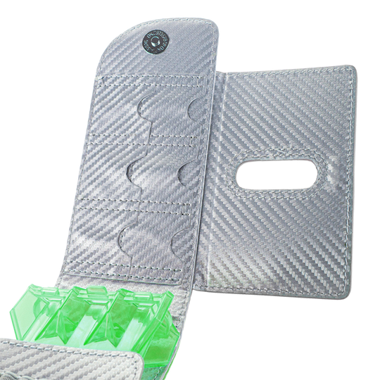 66346_Bulls_SECC_Dartcase_Green_2 Das Bild zeigt das Bulls SECC Dartcase mit einer silbernen, strukturierten Oberfläche. Im Inneren befinden sich grüne, transparente Fächer zur Aufbewahrung von Dartzubehör.